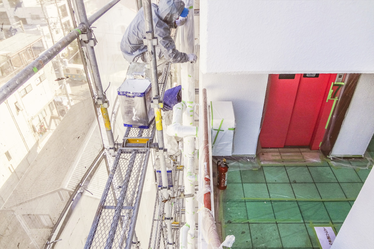 壁を塗装する職人